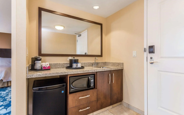 Hampton Inn & Suites Madison / Downtown