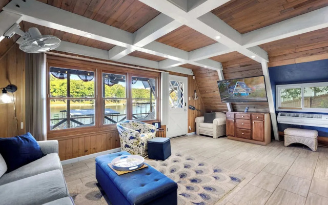 Sunrise Oasis - Enjoy Lakefront Living