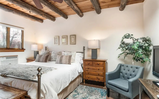 Old Santa Fe Trail - Walk Everywhere, Kiva Fireplace, Amazing Natural Light