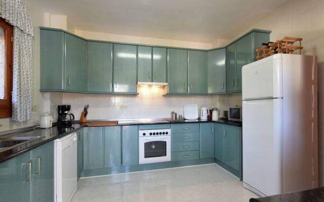 Lovely Holiday Home With Private Swimming Pool in Almogía