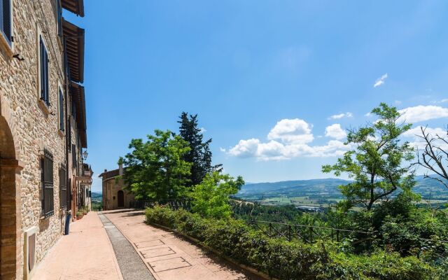 Holiday House With Pool and Fantastic Views