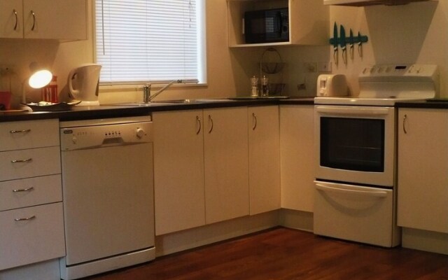 Christchurch City & Country Cottages - Nut Point Cottage