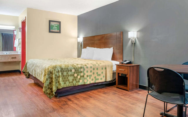 Econo Lodge Inn & Suites Forest