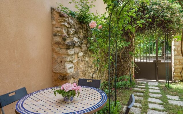 Secluded Holiday Home in Rustrel With Swimming Pool