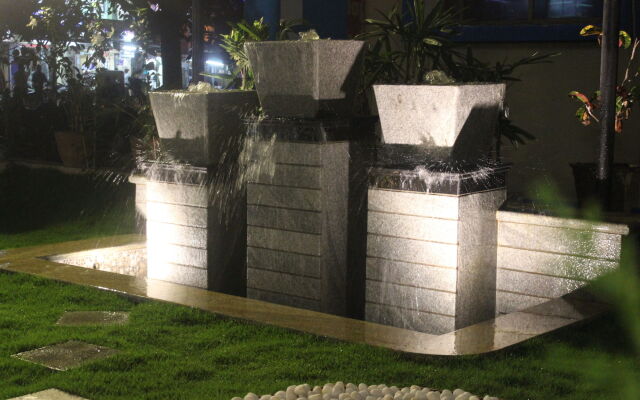 Hotel Raj Vista - Suites & Convention