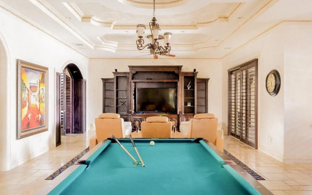 Florence by AvantStay | Estate w/ Dock & Pool | Sleeps 16