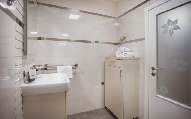 Luxury Modern House, Just 1 min Walk to the Beach