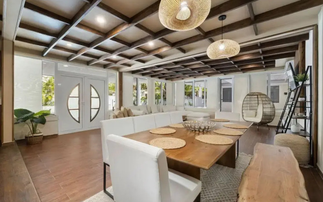 New 5 Bedroom Private Pool Near Superfood