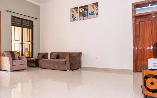 Cheerful 4-bedroom home with parking