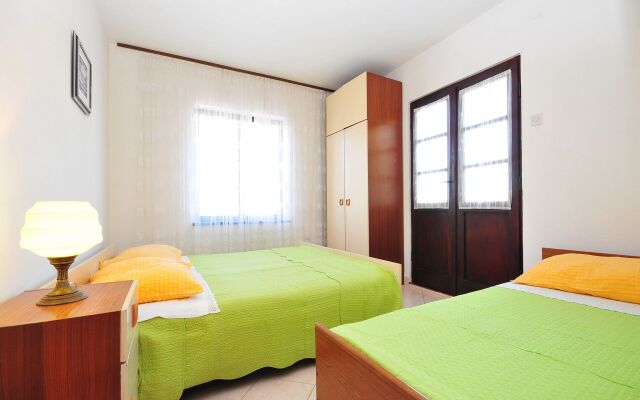 Apartment Mirko - 100m from the sea: A2 Nin, Zadar riviera