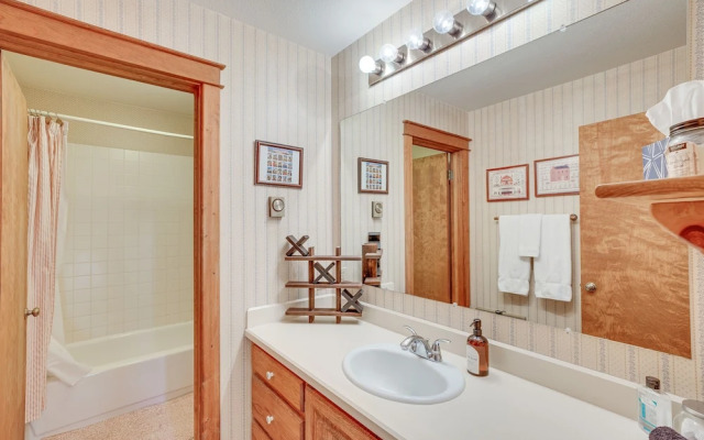 Spacious Ouray Townhome - Walk to Hot Springs!