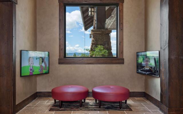 Glacier International Lodge