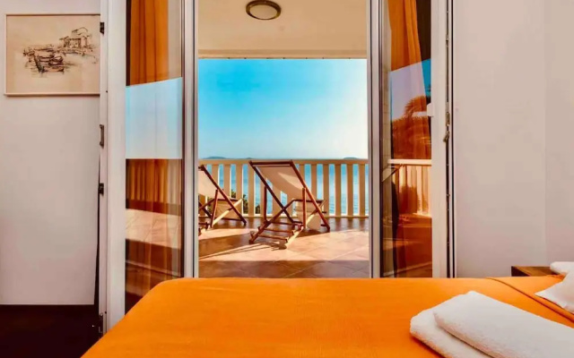 Private Seaside Villa Sleeps 10 With Infinity Pool