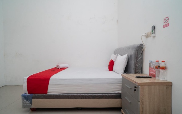 RedDoorz near RS Mitra Keluarga Waru