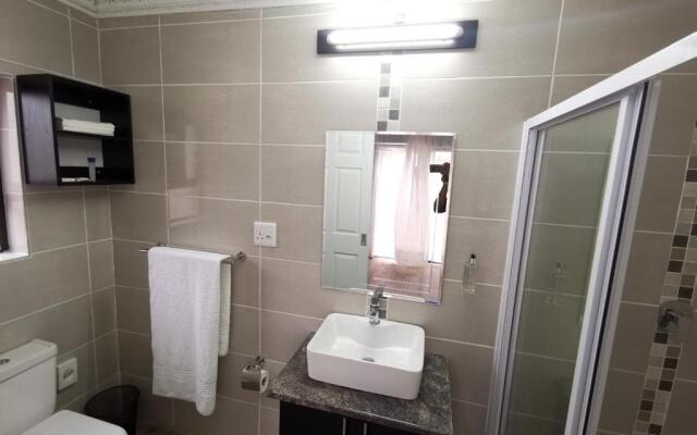 Lucolo Palace B&B - East London