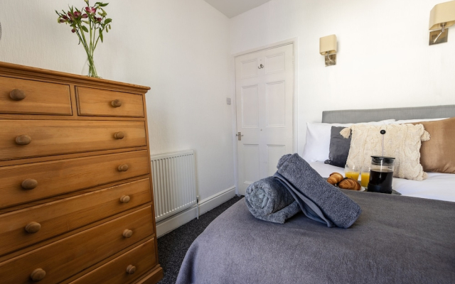Spacious - Central 2 Bed Apartment