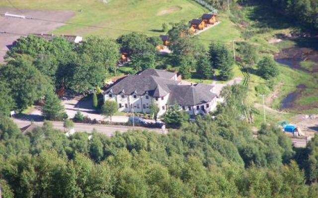 MacDonald Hotel & Cabins