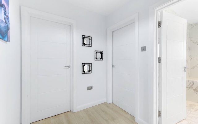 Modern 4 Bedroom House with Parking