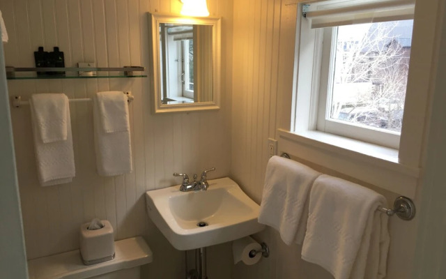 Tawsty Flower - Haines Suites