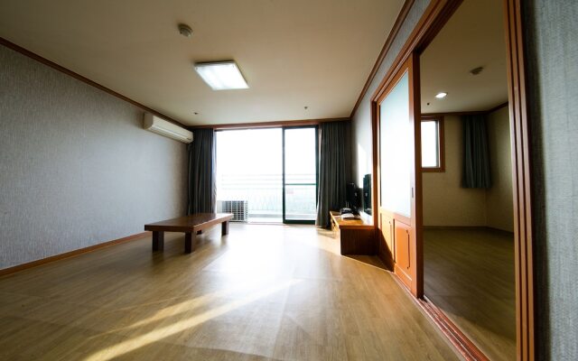 Jung-ang Hitz Condo