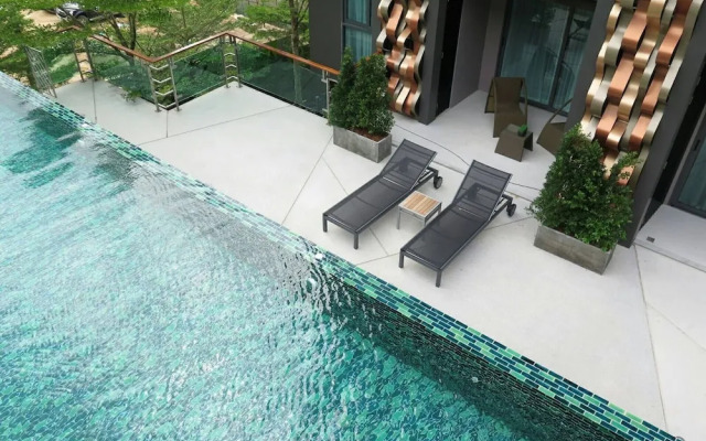 Pool Front Sexy Studio Fully Furnished Apartment