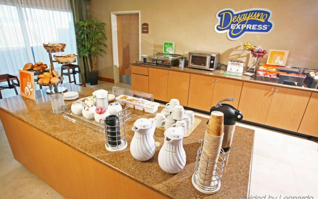 Holiday Inn Express Saltillo Zona Aeropuerto by IHG