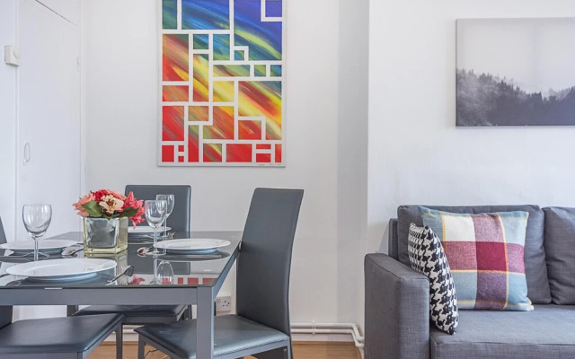 Stunning Self Contained 2 Bedroom Apartment + Parking Sleeps 6