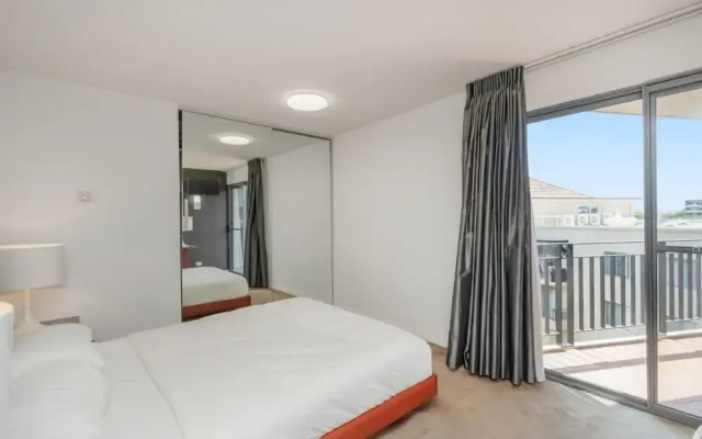 Sleek 2-bed Apartment in Vibrant Kingston