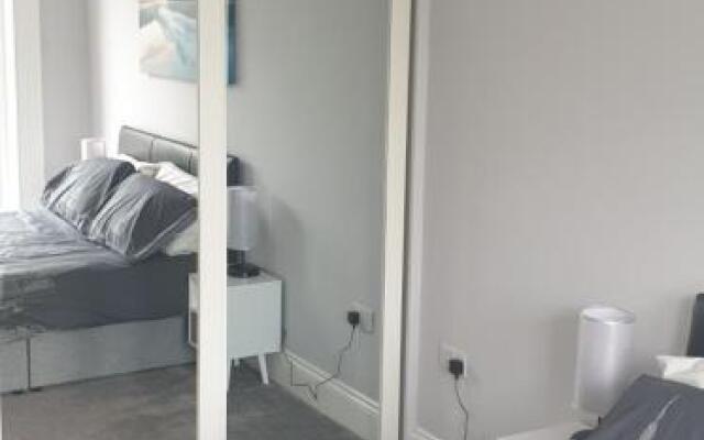 Modern 2 bed apartment with parking