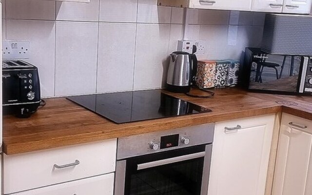 Captivating 3-bed in Wednesbury, Free Parking