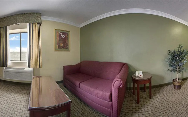 Howard Johnson Inn and Suites Reseda