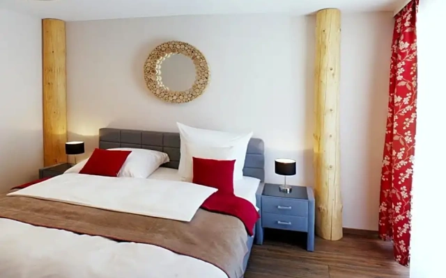 R & J Hotel