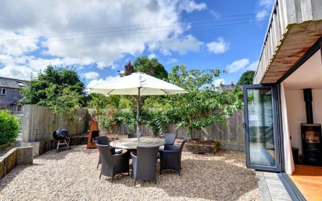 Bright Holiday Home in Saint Kew With Fireplace