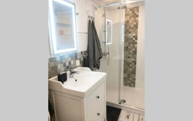 Gemütliche sanierte 1 Zimmer Wohnung mit privatem Parkplatz im Zentrum