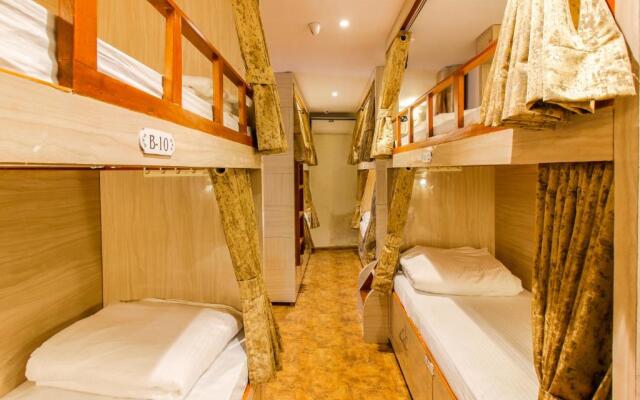 Hygeinic Airport Dormitory Near by BOM