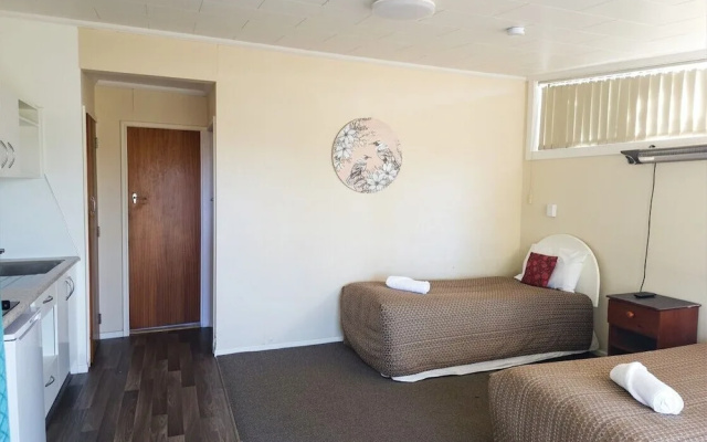 Golden Aura Suites – Guest Rooms – Stratford