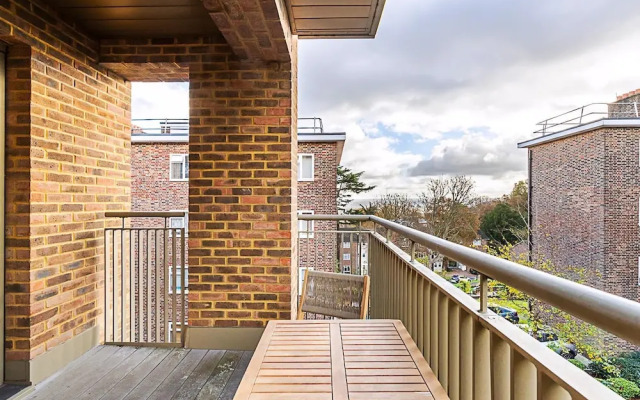 Chic Crystal Palace Flat with Balcony & Workspace