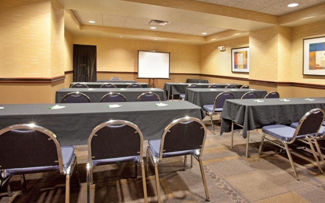 Holiday Inn Express and Suites Phoenix Midtown