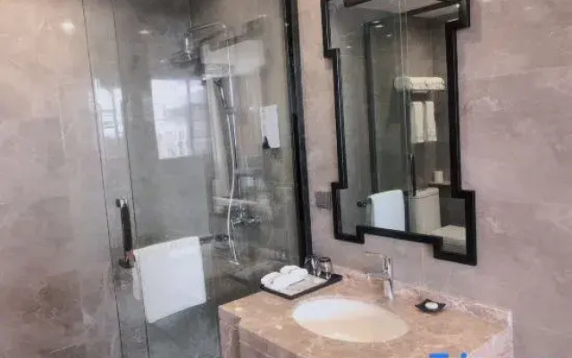Ruiyi Hotel (Near Yangsigang Bridge, Wuhan Int'l Expo Center)