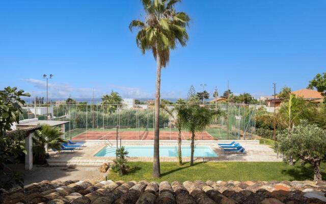 Villa a 300 Mt. dal Mare (Magaggiari) con campo da tennis
