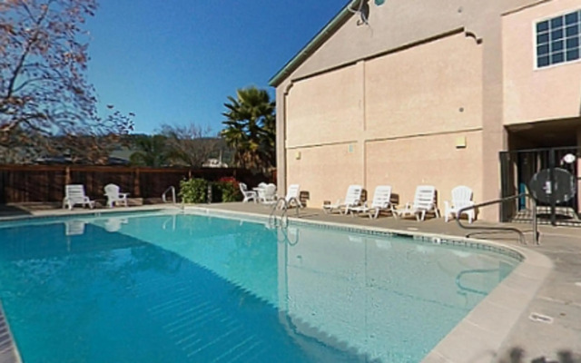 Cloverdale Wine Country Inn & Suites