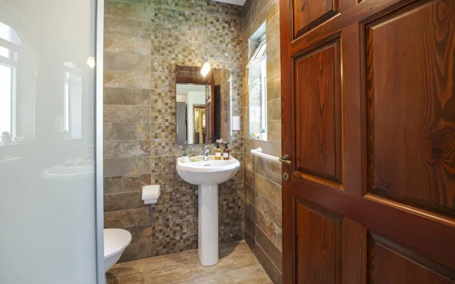 Summer Breeze Maisonette with Terrace by Getaways Malta