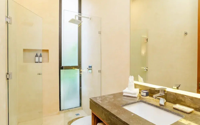 Luminous Private Pool Condo & Communal Rooftop Pool Lounge