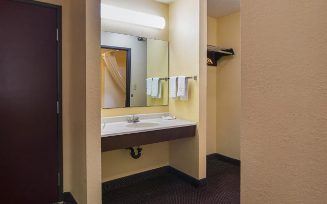 Motel 6 Hannibal, MO