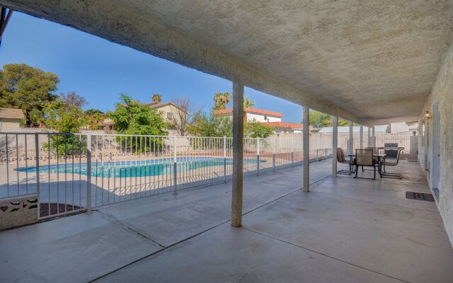 Luxurious 4BR House with Large Pool Near Strip