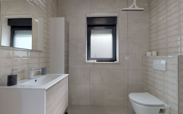 2 Bed House - Sleeps 4 - Hottub - Garden - Parking