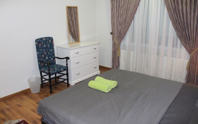 Beautiful 2 BR Apt Quiet & Private