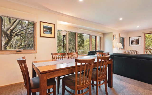 Lhotsky 2 Bedroom apartment with balcony mountain views and BBQ