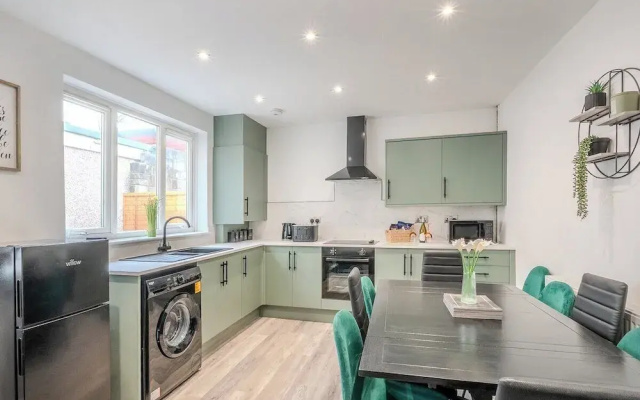 Stadium View 5-bed Retreat + Parking