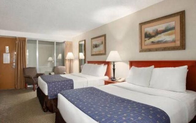 海斯大使酒店及会议中心(Hays Ambassador Hotel & Conference Center)